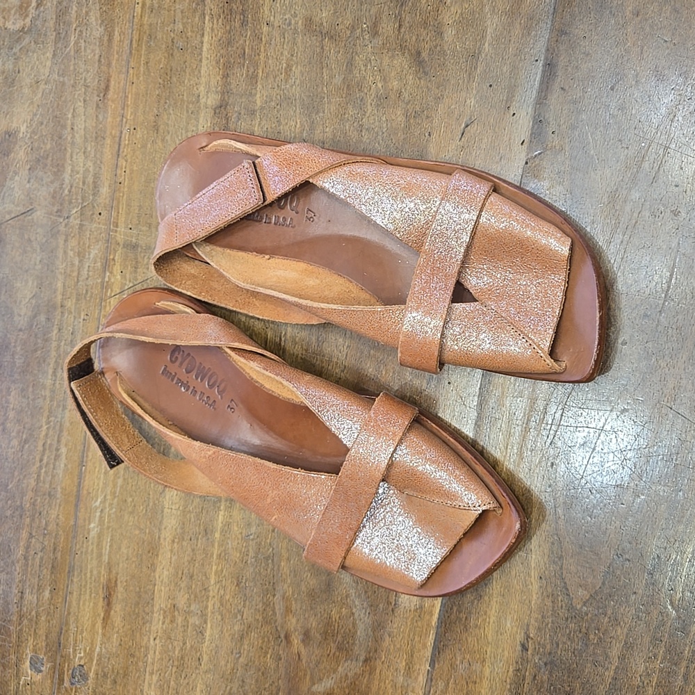 Cydwoq shimmery sandals